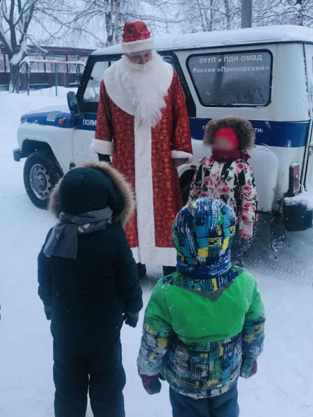 Всероссийская акция "Полицейский Дед Мороз" проходит и в Архангельской области